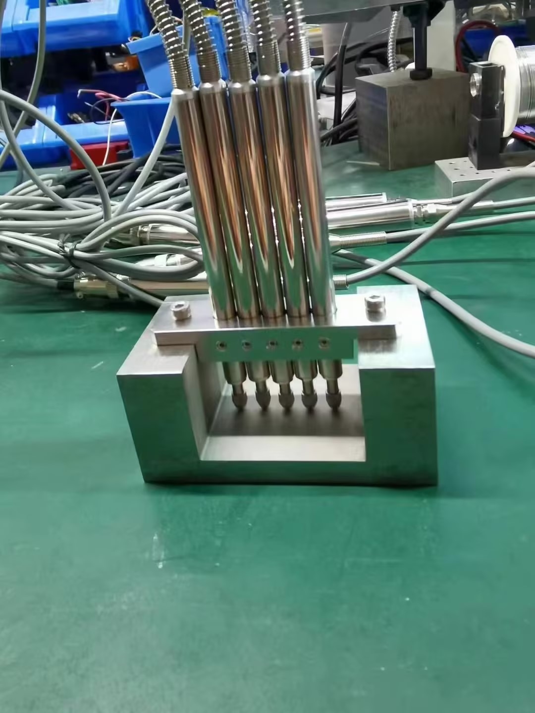 米朗多個(gè)LVDT8位移傳感器近距離安裝,高鐵鋼軌面和火車(chē)輪軌表面檢測(cè)方案。